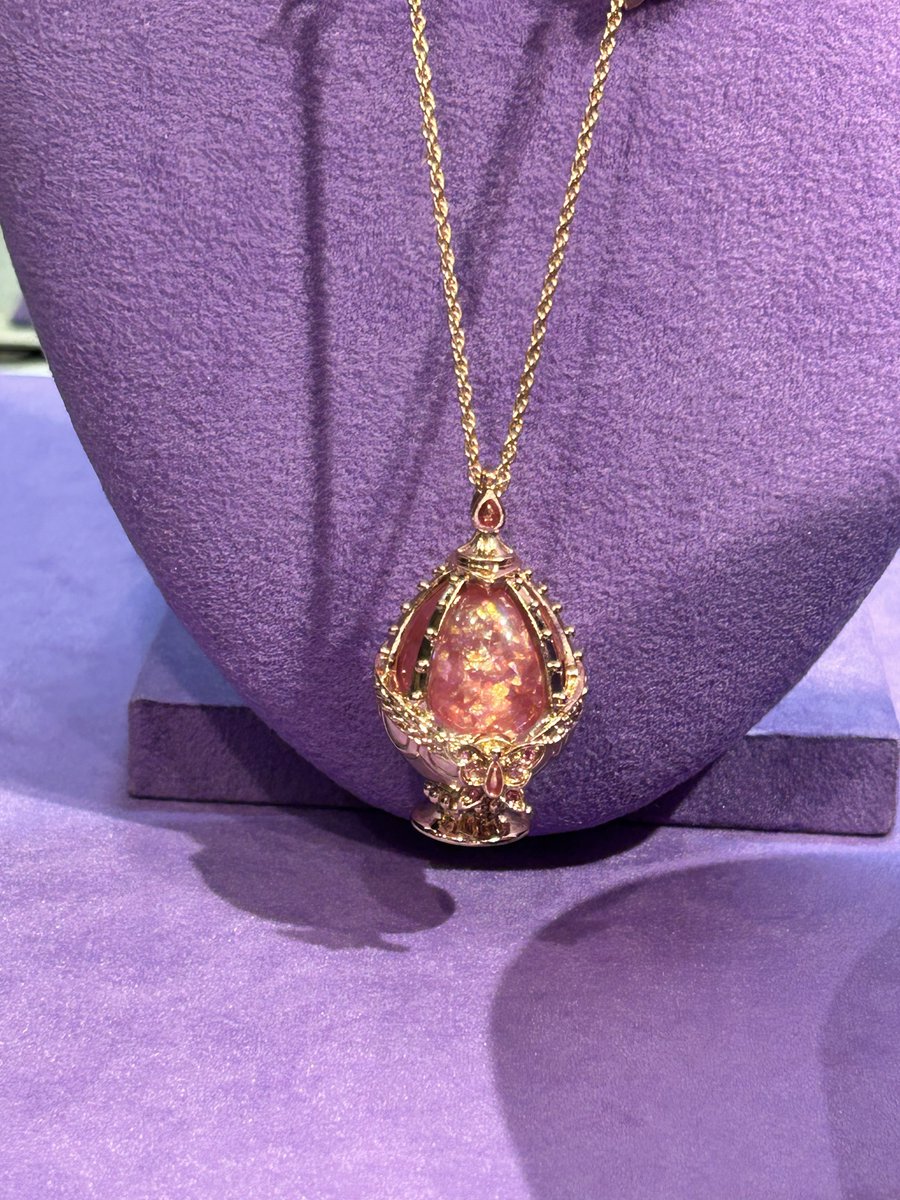 ichi9ppa's tweet photo. 台風というワルプルギスの夜が迫る中、匠（ANNA SUI）の技を拝見しにいった https://t.co/7qorGSNR3w