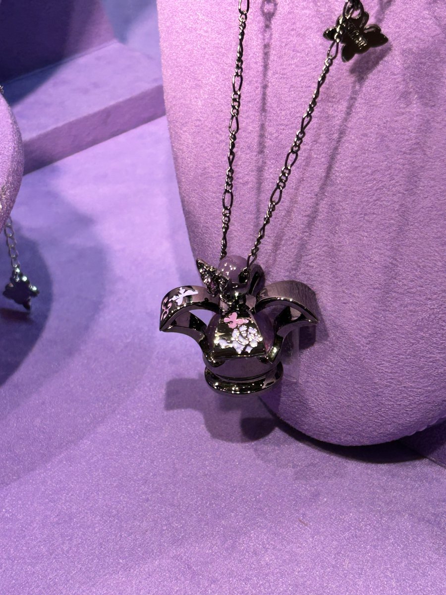 ichi9ppa's tweet photo. 台風というワルプルギスの夜が迫る中、匠（ANNA SUI）の技を拝見しにいった https://t.co/7qorGSNR3w