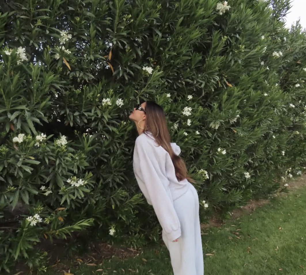 mads_ch6's tweet photo. she envies the leaves https://t.co/FPdRcegP20