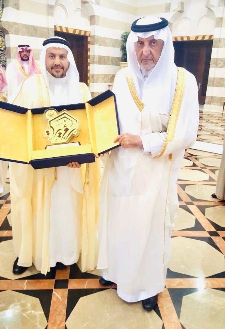 jomanalkarat's tweet photo. من رموز الوطن
الدكتور عبدالرحمن بن محمد آل سعد الغامدي

مدير عام برامج التدريب بالخطوط الجوية العربية السعودية سابقًا، حاصل على الماجستير والدكتوراه في إدارة الأعمال من الولايات المتحدة الأمريكية، بامتياز مع مرتبة الشرف الأولى.

●خبرات عملية تمتد لأكثر من أربعين عامًا من العمل في شركتي أرامكو السعودية والخطوط الجوية العربية السعودية.
●تقلد العديد من المناصب الإدارية والقيادية في شركة أرامكو والخطوط السعودية وشركة عبداللطيف جميل، وعلى سبيل المثال لا الحصر:

أولًا/ شركة البترول أرامكو السعودية:

●مدير الدورات التدريبية.
●مدير الشؤون الإدارية.
●مدير المشتريات.
●رئيس قسم الاتصالات.

ثانيًا/ الخطوط الجوية العربية السعودية:

●مدير عام برامج التدريب.
●مستشار التدريب والتنمية.
●مساعد مدير عام المناقصات والممتلكات.
●كبير مديري المناقصات.
●مدير قسم التقويم والاختبارات.
●كبير مطوري برامج التدريب.

ثالثًا/ شركة عبداللطيف جميل:

●مدير عام بركات للسفر والسياحة.

رابعًا/ الديوان الملكي:
منتدبًا من الخطوط السعودية للعمل بمكتب الدراسات والبحوث، والذي كان تحت إشراف صاحب السمو الملكي الأمير عبدالعزيز بن فهد، حفظه الله، والمختص بالأعمال الخيرية والإنسانية للملك فهد، رحمه الله.

●درّب أعدادًا كبيرة جدًا، بشكل متصل، لعشرات الآلاف من الموظفين في مجالات عديدة، منها:
●مهارات القيادة.
●مهارات التخطيط.
●مهارات إدارة الوقت.
●مهارات الإشراف.
●مهارات التعامل مع الرؤساء والمرؤوسين.
●مهارات قيادة الذات.
●مهارات التفاوض الفعال.
●تحليل العلاقات البشرية.
●الأنماط الشخصية ومهارات التعامل معها.
●علم إدارة العقل والبرمجة اللغوية العصبية.
●إعداد المدربين.
●العديد من برامج التدريب في مجال الإدارة وتنمية الذات.

وقدم العديد من المحاضرات والندوات والبرامج التدريبية للعديد من الدوائر الحكومية والشركات والجمعيات الخيرية كمشاركة اجتماعية، ومن هذه الجهات:

●وزارة التعليم.
●التلفزيون السعودي.
●أمانة مدينة جدة.
●مجلس الجودة السعودي.
●هيئة الأمر بالمعروف.
●شركة عبداللطيف الفوزان.
●ديوانية جدة.
●عشرات المدارس الابتدائية والمتوسطة والثانوية، ومنها مدارس الرياض في العاصمة الرياض.

قدم العديد من المحاضرات والندوات والبرامج التدريبية للطلبة السعوديين في الولايات المتحدة الأمريكية من خلال أندية الطلبة السعوديين في الجامعات الأمريكية.

العضويات:

●عضو الجمعية الأمريكية لإدارة الأعمال.
●عضو الجمعية الأمريكية للتدريب والتطوير.
●عضو الفريق العلمي لمركز أبحاث الفضاء وعلوم الطيران بجامعة وسط ولاية تنسي بأمريكا.
●عضو جمعية إدارة الأعمال العربية.
●عضو الجمعية السعودية للعلوم النفسية والتربوية.
●عضو مجلس الجودة السعودي.

اشترك في عشرات اللجان في أرامكو السعودية والخطوط السعودية وشركة عبداللطيف جميل، في العديد من المجالات التدريبية والتطويرية ولجان الخصخصة وإعادة الهيكلة.

●مرخص دوليًا في العلاج المعرفي السلوكي.
●مرخص دوليًا في التقويم والاختبارات وإجراء المقابلات.
●مرخص دوليًا لإعداد وتصميم وتقديم برامج التدريب الإدارية وبرامج تنمية وتطوير الذات.
●حاز على عشرات الدروع والجوائز وشهادات التقدير من العديد من الجهات الحكومية والأهلية والعربية والدولية، ومنها درع إمارة منطقة مكة المكرمة لعام 1438هـ الموافق 2017م، ودرع إمارة منطقة الباحة عام 1442هـ الموافق 2021م، ومدارس الرياض، وشباب منطقة الباحة، وعدد كبير من المدارس والجمعيات الخيرية.

• يركز حاليًا على تطوير برنامج «الجودة في قيادة الذات»، وذلك من خلال تفعيل دور العقل الظاهر والعقل الباطن (الوعي واللاوعي) لتحقيق التوازن والحكمة والتميز في قيادة الذات والتفاعل والتكامل مع الآخرين.

الأعمال المجتمعية التطوعية:

●عضو مجلس إدارة وقف قدوتي الخيري بمكة المكرمة.
●أمين عام جائزة وسام أنت قدوتي الحسنة بوقف قدوتي الخيري.
●سفير مركز الصم بمنطقة مكة المكرمة.
●سفير جمعية بر الوالدين (بركم) بمكة المكرمة.
●متعاون مع جمعية البر بمدينة جدة.