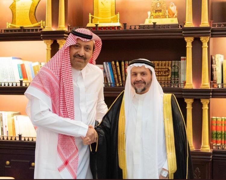 jomanalkarat's tweet photo. من رموز الوطن
الدكتور عبدالرحمن بن محمد آل سعد الغامدي

مدير عام برامج التدريب بالخطوط الجوية العربية السعودية سابقًا، حاصل على الماجستير والدكتوراه في إدارة الأعمال من الولايات المتحدة الأمريكية، بامتياز مع مرتبة الشرف الأولى.

●خبرات عملية تمتد لأكثر من أربعين عامًا من العمل في شركتي أرامكو السعودية والخطوط الجوية العربية السعودية.
●تقلد العديد من المناصب الإدارية والقيادية في شركة أرامكو والخطوط السعودية وشركة عبداللطيف جميل، وعلى سبيل المثال لا الحصر:

أولًا/ شركة البترول أرامكو السعودية:

●مدير الدورات التدريبية.
●مدير الشؤون الإدارية.
●مدير المشتريات.
●رئيس قسم الاتصالات.

ثانيًا/ الخطوط الجوية العربية السعودية:

●مدير عام برامج التدريب.
●مستشار التدريب والتنمية.
●مساعد مدير عام المناقصات والممتلكات.
●كبير مديري المناقصات.
●مدير قسم التقويم والاختبارات.
●كبير مطوري برامج التدريب.

ثالثًا/ شركة عبداللطيف جميل:

●مدير عام بركات للسفر والسياحة.

رابعًا/ الديوان الملكي:
منتدبًا من الخطوط السعودية للعمل بمكتب الدراسات والبحوث، والذي كان تحت إشراف صاحب السمو الملكي الأمير عبدالعزيز بن فهد، حفظه الله، والمختص بالأعمال الخيرية والإنسانية للملك فهد، رحمه الله.

●درّب أعدادًا كبيرة جدًا، بشكل متصل، لعشرات الآلاف من الموظفين في مجالات عديدة، منها:
●مهارات القيادة.
●مهارات التخطيط.
●مهارات إدارة الوقت.
●مهارات الإشراف.
●مهارات التعامل مع الرؤساء والمرؤوسين.
●مهارات قيادة الذات.
●مهارات التفاوض الفعال.
●تحليل العلاقات البشرية.
●الأنماط الشخصية ومهارات التعامل معها.
●علم إدارة العقل والبرمجة اللغوية العصبية.
●إعداد المدربين.
●العديد من برامج التدريب في مجال الإدارة وتنمية الذات.

وقدم العديد من المحاضرات والندوات والبرامج التدريبية للعديد من الدوائر الحكومية والشركات والجمعيات الخيرية كمشاركة اجتماعية، ومن هذه الجهات:

●وزارة التعليم.
●التلفزيون السعودي.
●أمانة مدينة جدة.
●مجلس الجودة السعودي.
●هيئة الأمر بالمعروف.
●شركة عبداللطيف الفوزان.
●ديوانية جدة.
●عشرات المدارس الابتدائية والمتوسطة والثانوية، ومنها مدارس الرياض في العاصمة الرياض.

قدم العديد من المحاضرات والندوات والبرامج التدريبية للطلبة السعوديين في الولايات المتحدة الأمريكية من خلال أندية الطلبة السعوديين في الجامعات الأمريكية.

العضويات:

●عضو الجمعية الأمريكية لإدارة الأعمال.
●عضو الجمعية الأمريكية للتدريب والتطوير.
●عضو الفريق العلمي لمركز أبحاث الفضاء وعلوم الطيران بجامعة وسط ولاية تنسي بأمريكا.
●عضو جمعية إدارة الأعمال العربية.
●عضو الجمعية السعودية للعلوم النفسية والتربوية.
●عضو مجلس الجودة السعودي.

اشترك في عشرات اللجان في أرامكو السعودية والخطوط السعودية وشركة عبداللطيف جميل، في العديد من المجالات التدريبية والتطويرية ولجان الخصخصة وإعادة الهيكلة.

●مرخص دوليًا في العلاج المعرفي السلوكي.
●مرخص دوليًا في التقويم والاختبارات وإجراء المقابلات.
●مرخص دوليًا لإعداد وتصميم وتقديم برامج التدريب الإدارية وبرامج تنمية وتطوير الذات.
●حاز على عشرات الدروع والجوائز وشهادات التقدير من العديد من الجهات الحكومية والأهلية والعربية والدولية، ومنها درع إمارة منطقة مكة المكرمة لعام 1438هـ الموافق 2017م، ودرع إمارة منطقة الباحة عام 1442هـ الموافق 2021م، ومدارس الرياض، وشباب منطقة الباحة، وعدد كبير من المدارس والجمعيات الخيرية.

• يركز حاليًا على تطوير برنامج «الجودة في قيادة الذات»، وذلك من خلال تفعيل دور العقل الظاهر والعقل الباطن (الوعي واللاوعي) لتحقيق التوازن والحكمة والتميز في قيادة الذات والتفاعل والتكامل مع الآخرين.

الأعمال المجتمعية التطوعية:

●عضو مجلس إدارة وقف قدوتي الخيري بمكة المكرمة.
●أمين عام جائزة وسام أنت قدوتي الحسنة بوقف قدوتي الخيري.
●سفير مركز الصم بمنطقة مكة المكرمة.
●سفير جمعية بر الوالدين (بركم) بمكة المكرمة.
●متعاون مع جمعية البر بمدينة جدة.