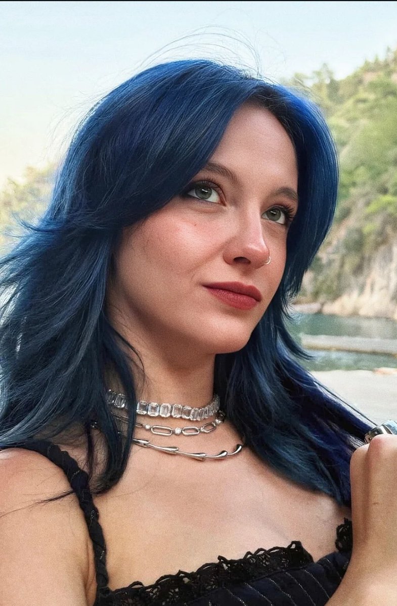 mavigecelerrrr's tweet photo. siyah elbise giydiği için bile linçlenen o kız yani tabiki zoktay🖤 https://t.co/AW5HbTr0mN