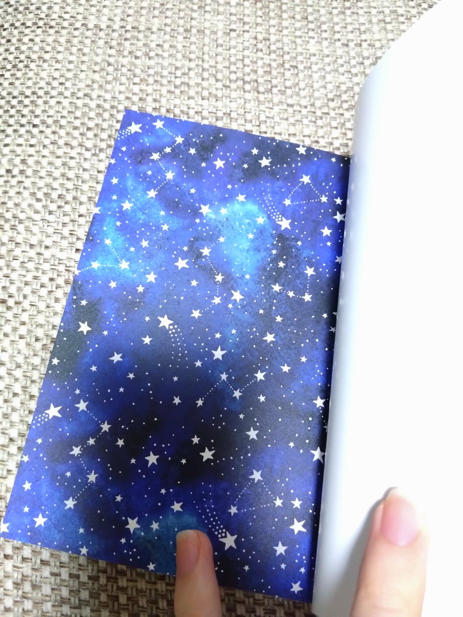 TkL5Sjw40777472's tweet photo. 届きました！！！遊び紙二枚、表紙は裏表でくっつけると一枚の絵になります！！天才のお友達が作ってくれました！かわいいよ～～～～～いのちだ……泣いてしまう…… https://t.co/DQKecbAjnu