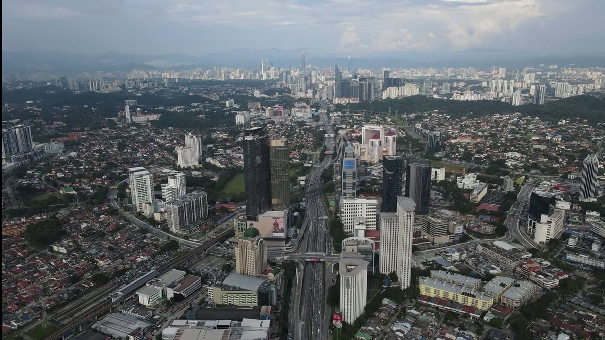 MeeRebus11's tweet photo. Malaysia's version of New York City and New Jersey

Petaling Jaya, Selangor (foreground) and Kuala Lumpur (background), two separate but co-equally dependent cities. https://t.co/jDjuJoeTAd