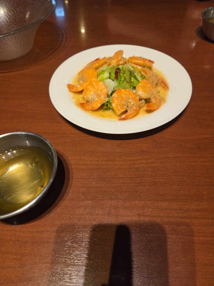 Jiiya_S's tweet photo. ガーリックシュリンプ、カニピラフ、カニクリームコロッケを食べました。指を洗う水初めて使ったわ https://t.co/ZMZaJqWn4Y