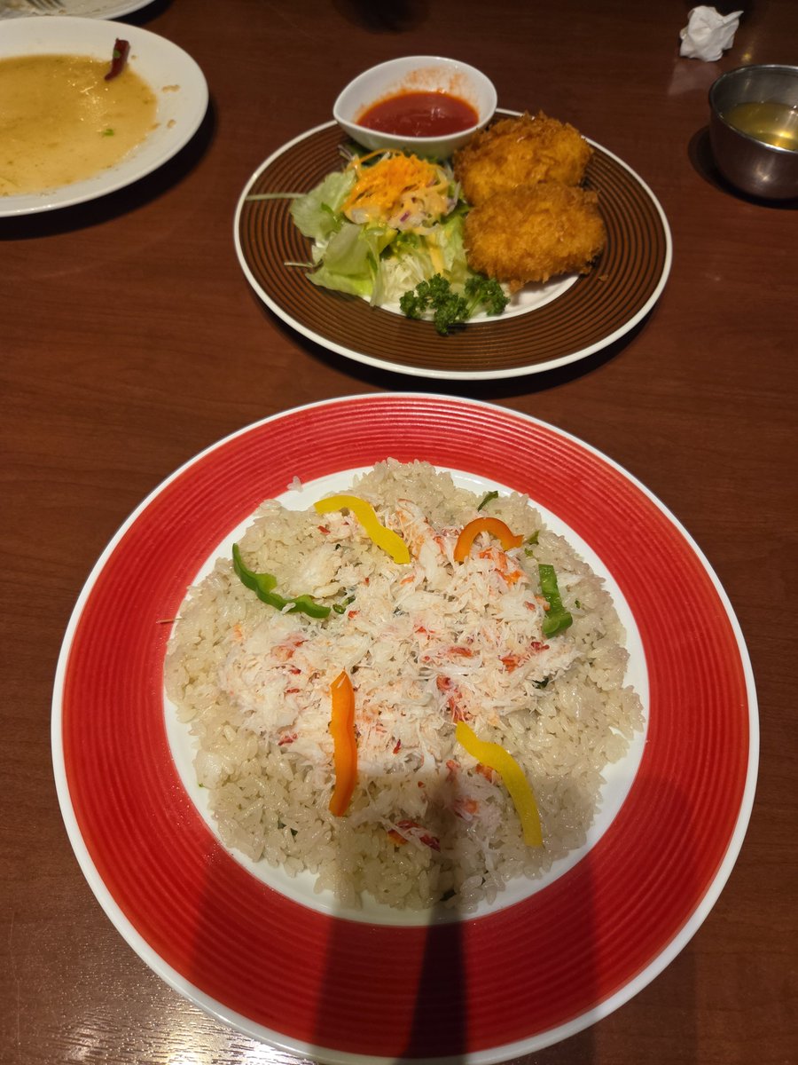 Jiiya_S's tweet photo. ガーリックシュリンプ、カニピラフ、カニクリームコロッケを食べました。指を洗う水初めて使ったわ https://t.co/ZMZaJqWn4Y