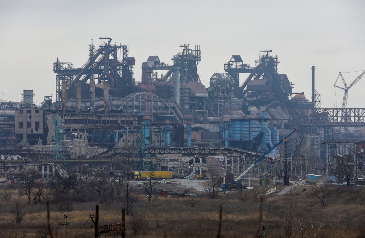 clashreport's tweet photo. NEW: Ukraine's steel industry is effectively dead after Russian ballistic missile strikes knocked out all three remaining large steelworks (Zaporizhstal, Kametstal, ArcelorMittal Kryvyi Rih) since August. 

Metinvest: 

As of today, Ukraine no longer has a steel industry.

The plants produced ~90% of remaining output, employed 15,000+, and had already shrunk from 21Mt pre-war to 7.4Mt in 2025. 

August output crashed 57% year-on-year; September will be worse. 

The sector once contributed 7% of GDP and 15% of exports — now approaching zero. 

EU quota cuts, port closures, and loss of coking coal had already crippled the industry before the strikes.

Source: FT