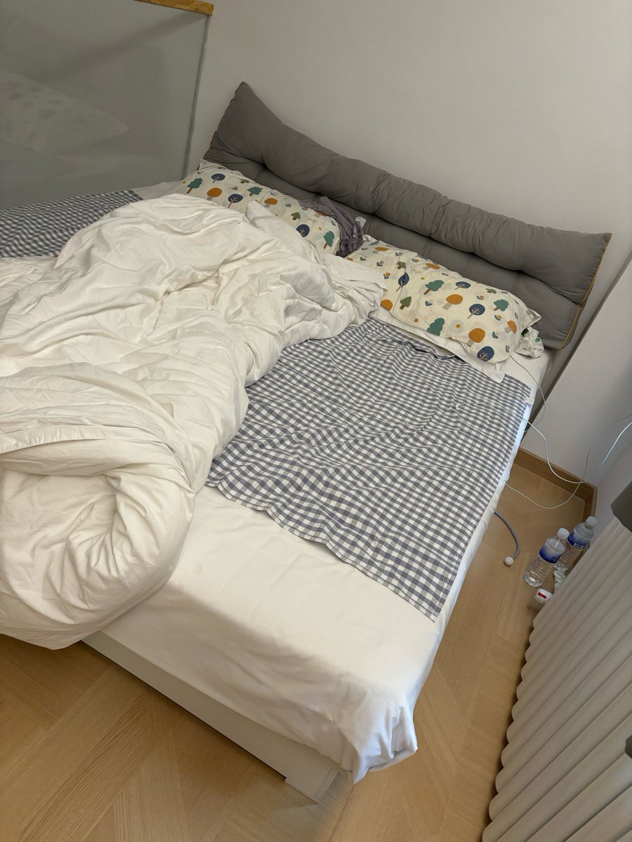 J_Clay305's tweet photo. Tired of clutter Spent 20 mins sorting old items today—saved 3 bags of usable stuff to donate, tossed broken junk, and made my room feel way more relaxed. Small tidying win = big mood boost. https://t.co/hdhn0hMwtC
