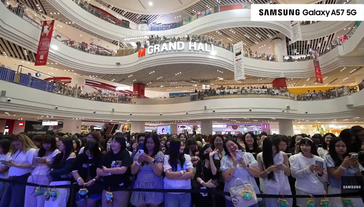 phuwinengstrm's tweet photo. พี่แฟนคลับมาหาน้องภูวินทร์เยอะมาก ๆ เต็มพื้นที่ M Grand Hall ไปถึงชั้น 4 เลยค่ะทุกคน น้องภูวินทร์เฟมัสสุด ๆ เลยคับคนเก่ง 😭  ขอบคุณทุกความรักของทุกคนที่มอบให้น้องอย่างอบอุ่นเลยนะคะ 🤍

GALAXY A57 PHUWIN VDO4K
#GalaxyxPhuwin #phuwintang #GalaxyA57 
@phuwintang #phuwintang https://t.co/kBXwx5MrPW