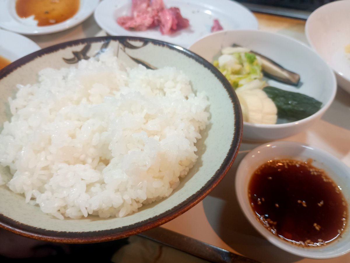 tessyt105's tweet photo. 連休満喫焼肉パーリー🥩🔥
サシ多めの肉には米と糠漬け必須w
キンキンビールから乾杯🍻 https://t.co/H0ggzNIclY