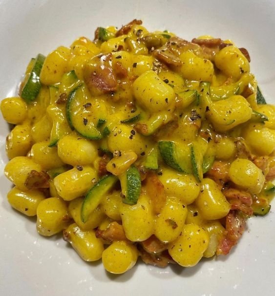 Piero59379782's tweet photo. Oggi. Gnocchi con zucchine, pancetta e zafferano. https://t.co/7BHlGA5tya