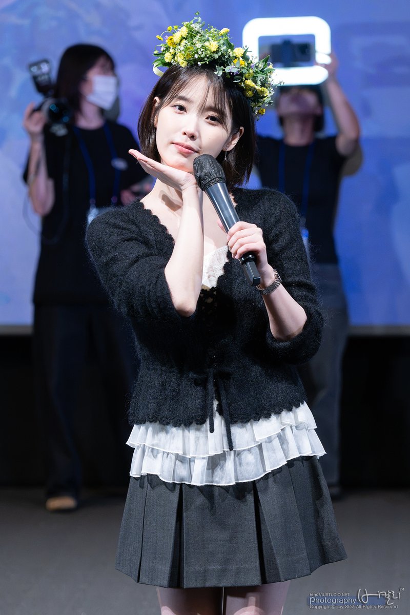 bercali's tweet photo. 오늘 무대인사 아이유님 두장..
#아이유 #IU 
#The_Golden_Hour #골든아워 
#IU_CONCERT #THE_WINNING https://t.co/BMb7ZkNlZK