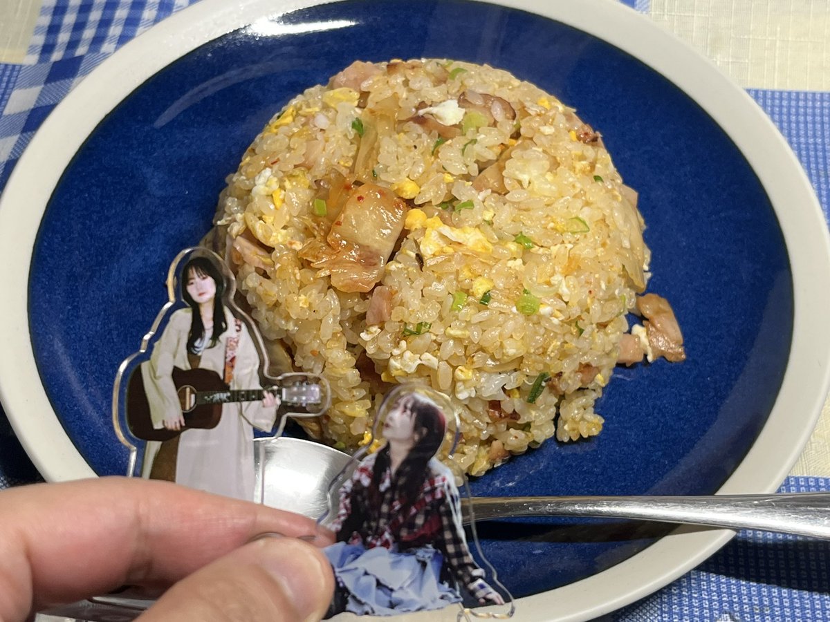 _nagareboshi's tweet photo. 本日の夕食
キムチ炒飯
冷蔵庫の残り物のキムチで炒飯にしました
サラダと中華スープも添えて
生姜とニンニクも擦りおろして入れたのでピリ辛&身体が温まります(´ω`)
美味しかったです( ^ω^ )♪
#キッチン流れ星
#そめめし
#somei https://t.co/Tex91xMqSd