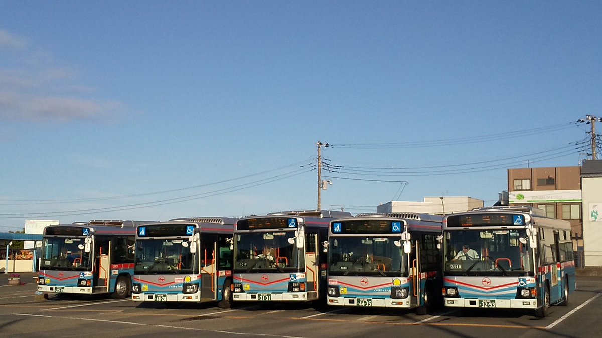 1054No's tweet photo. #バスの日
良い光線の下で並んでいて、撮ってみたくなったヤツ。 https://t.co/5XDy1Cl6SG