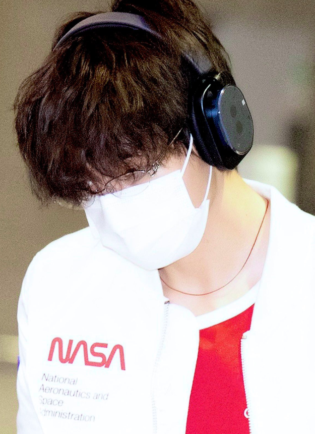 AboutMusicYT's tweet photo. Taehyung spotted at the airport in South Korea today. https://t.co/iXZTwj3BOw