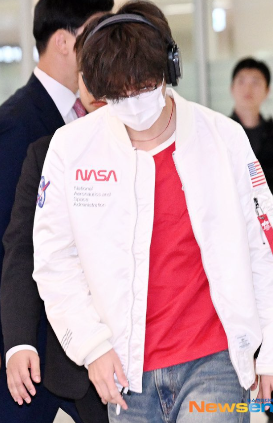 AboutMusicYT's tweet photo. Taehyung spotted at the airport in South Korea today. https://t.co/iXZTwj3BOw