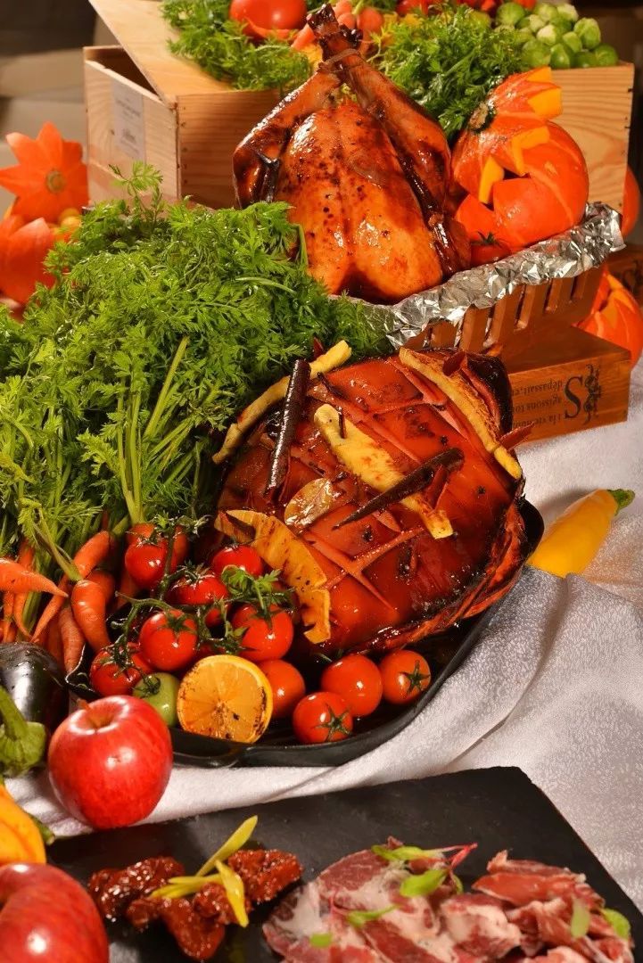 Raquel_70914's tweet photo. Thanksgiving special: Roasted herb turkey with maple-glazed carrots + homemade cranberry sauce! Fresh, cozy, and perfect for your holiday table. Order now  [link] https://t.co/8QAsK5PmZb