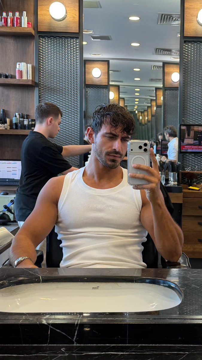 EminGGlobal's tweet photo. 🆕📲 Emin via IG Exclusive.

Emin shared two new exclusive selfies with his subscribers. ✨

One was taken at the barbershop, while the other shows his final look after getting ready.

#EminGünenç #Arafta #MerTeş https://t.co/GeKA4AFcak
