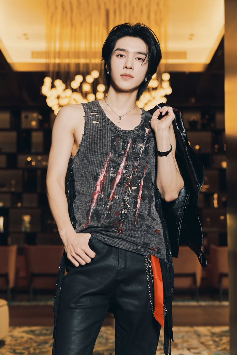 WayV_Airlines's tweet photo. HENDERY's look for The Greater Bay Area Film Concert 2026 tonight!

Unlock more stunning pics on his Weibo 🔗 https://t.co/1kGKrfCXYP

HENDERY AT GREATER BAY AREA
#HENDERY_GBAFilmConcert26 https://t.co/kiAf5xaSOL
