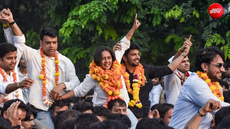 MjManishJha3's tweet photo. DUSU चुनाव में ABVP की जीत से ज्यादा चर्चा NSUI की हार की हो रही है.

2025 में NSUI को 1 सीट मिली थी, लेकिन इस बार पार्टी का खाता भी नहीं खुला। अध्यक्ष पद के उम्मीदवार Vijay Meena को 21,390 वोट मिले, जबकि पिछले साल उपाध्यक्ष पद पर NSUI के Rahul Jhansi को करीब 29,300 वोट मिले थे.

उम्मीदवार चयन, कैंपस के मुद्दों और NSUI के बागी Deepanshu Shokeen और Vishesh Yadav की भूमिका ने पार्टी की रणनीति पर सवाल खड़े किए हैं.