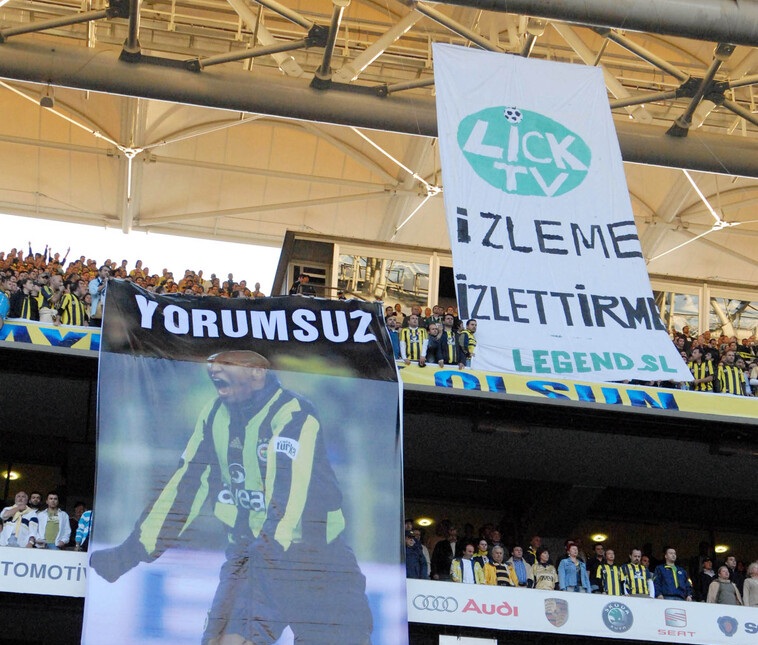 AnilarFB's tweet photo. 100. yılımızda yayıncı kuruluşu böyle protesto etmiştik. #Fenerbahçe

- Lig Tv'ye ait canlı yayın araçları polisler tarafından korunmuştu.
- Lig Tv aleyhine pankartlar açılmıştı.
- Lig Tv kameraları stada geç alınmıştı.
- Canlı yayın esnasında Lig Tv'ye ait kablolar kesilmişti. https://t.co/GveqwDtcHB