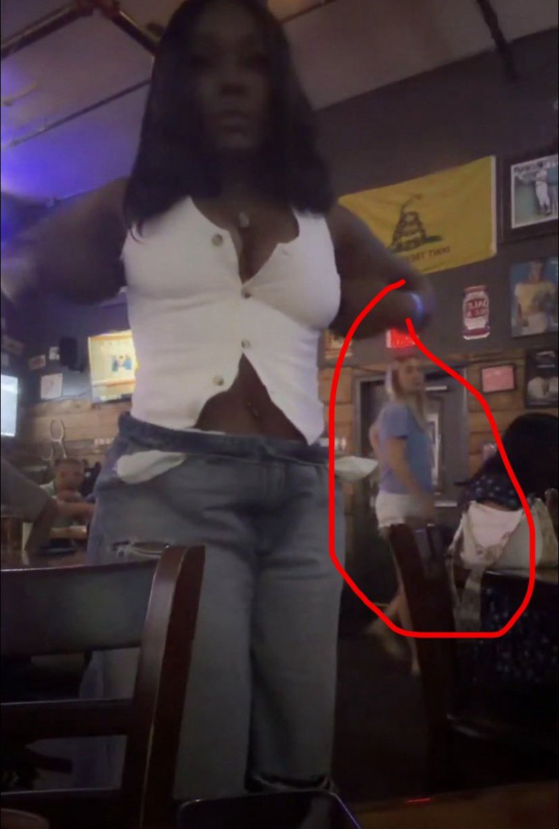 Faiq_357's tweet photo. @Shalala95x @HeavyMuva The white girl already had saw her before she purposely passed in front of her. Out here starting trouble with people. https://t.co/n67RRUtokc
