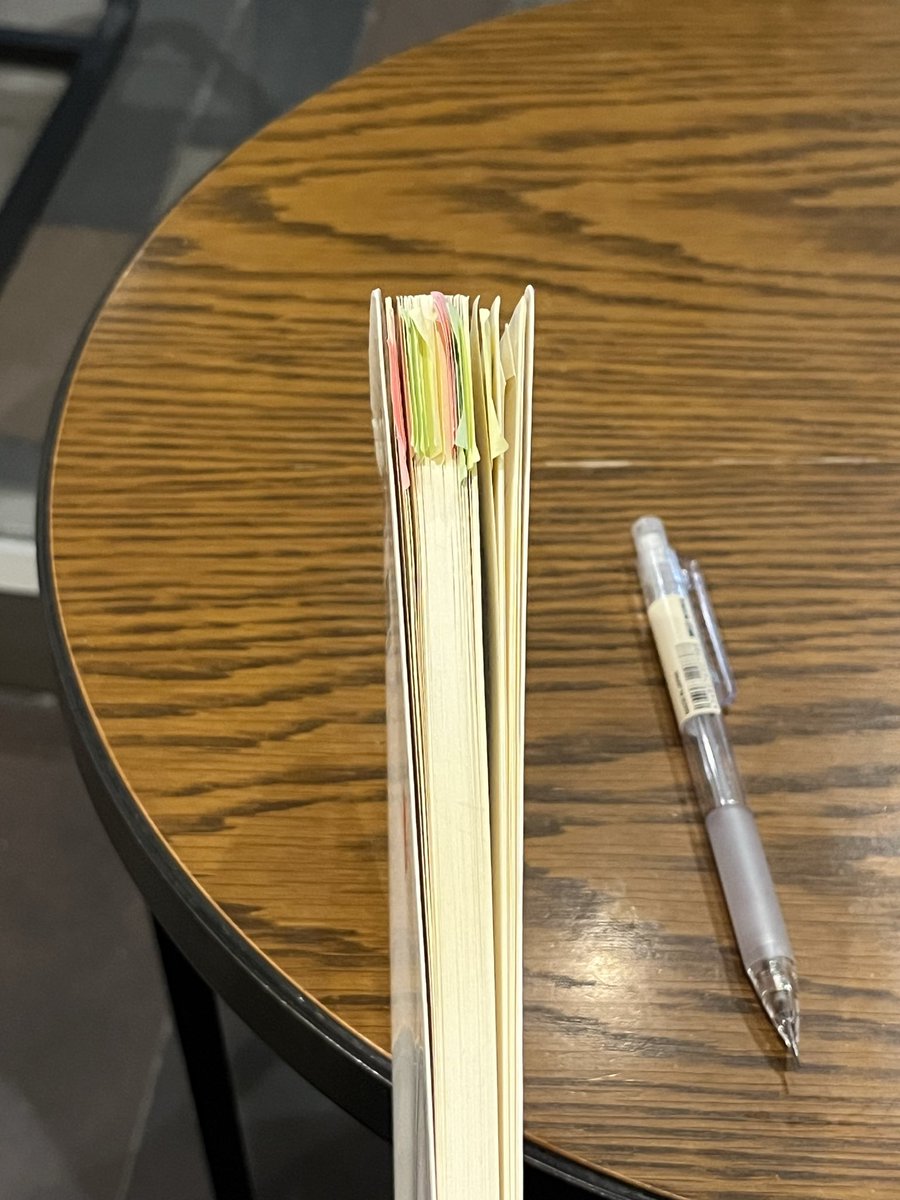 sytt_en17's tweet photo. 初めて短歌を詠みました
俵万智さんの「短歌をよむ」を読了し
あっと感じたものを短歌にしたいという想いに駆られました
自分のペースで詠んでいきたいです
学校の授業で取り扱い、購入していた本の再読でした
当時の付箋に好きな歌とメモしてたのを見て別の自分に会えたようでした

#短歌
#読了 https://t.co/3Btu92mNnc