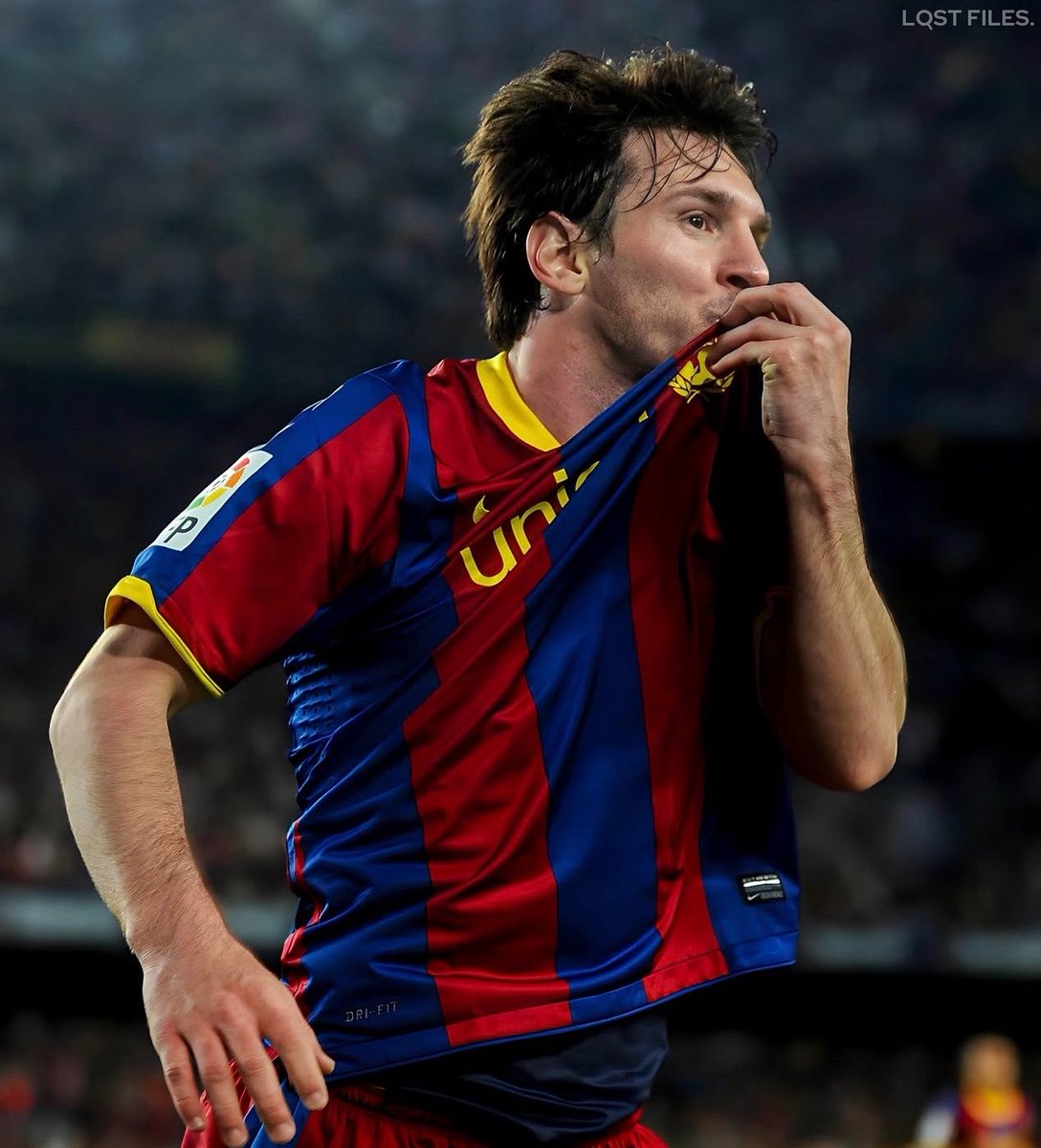 Tobs_fc's tweet photo. He has never touched or kissed another club’s badge since he left Barcelona 5 years ago.  

Get me my tissue because I know he is doing this at the Camp Nou next year. 😭❤️ https://t.co/VtZVrSVPsM