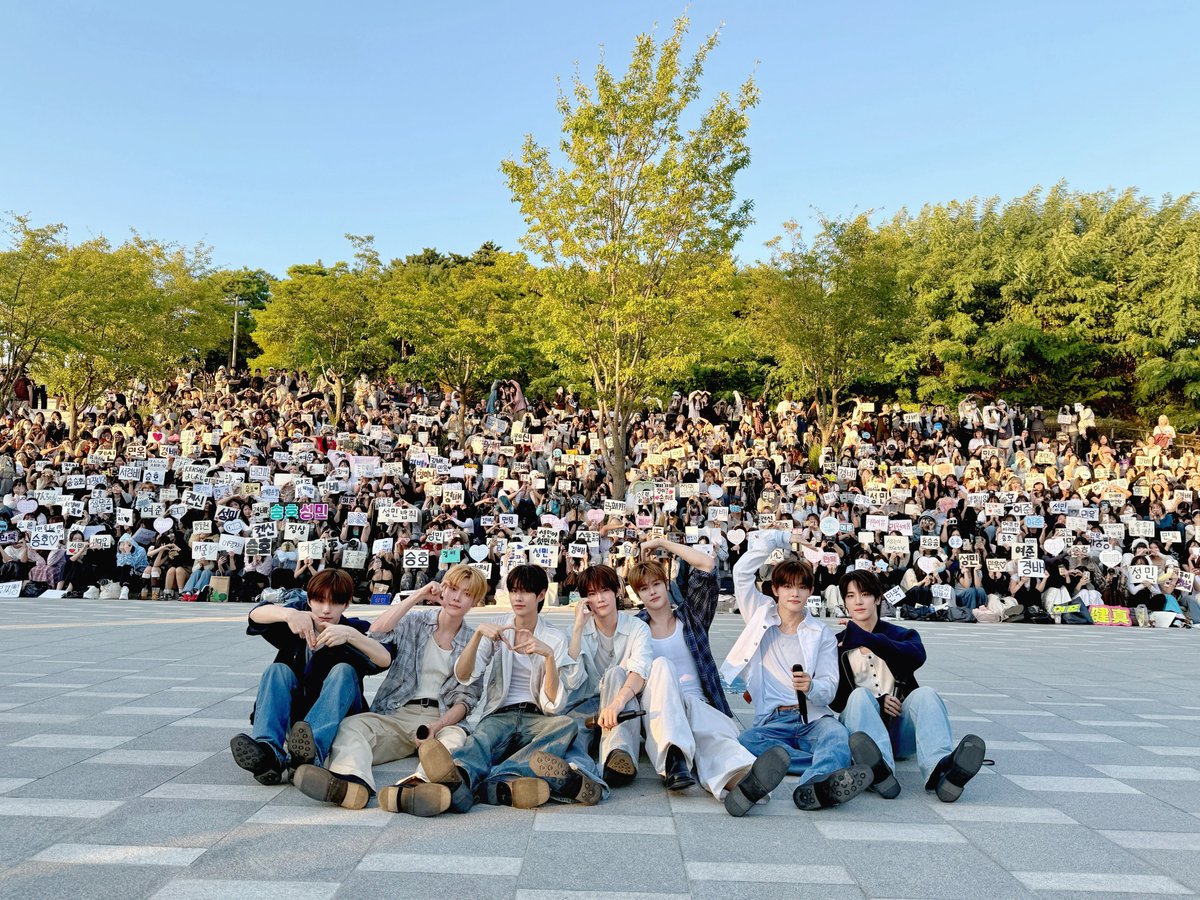 closeyoureyes_7's tweet photo. [📸]
CLOSE UP 
260920 <‘256th Note’ 발매 기념 오프라인 버스킹> 🎼

날씨도 좋고 클로저도 좋고🤍🌅🎶
클로저와 함께라면 매일이 Best Life💙

#CLOSEYOUREYES #클로즈유어아이즈 
#CYE #클유아
#256thNote #OpenYourEyes https://t.co/Ov7JORzC0Y
