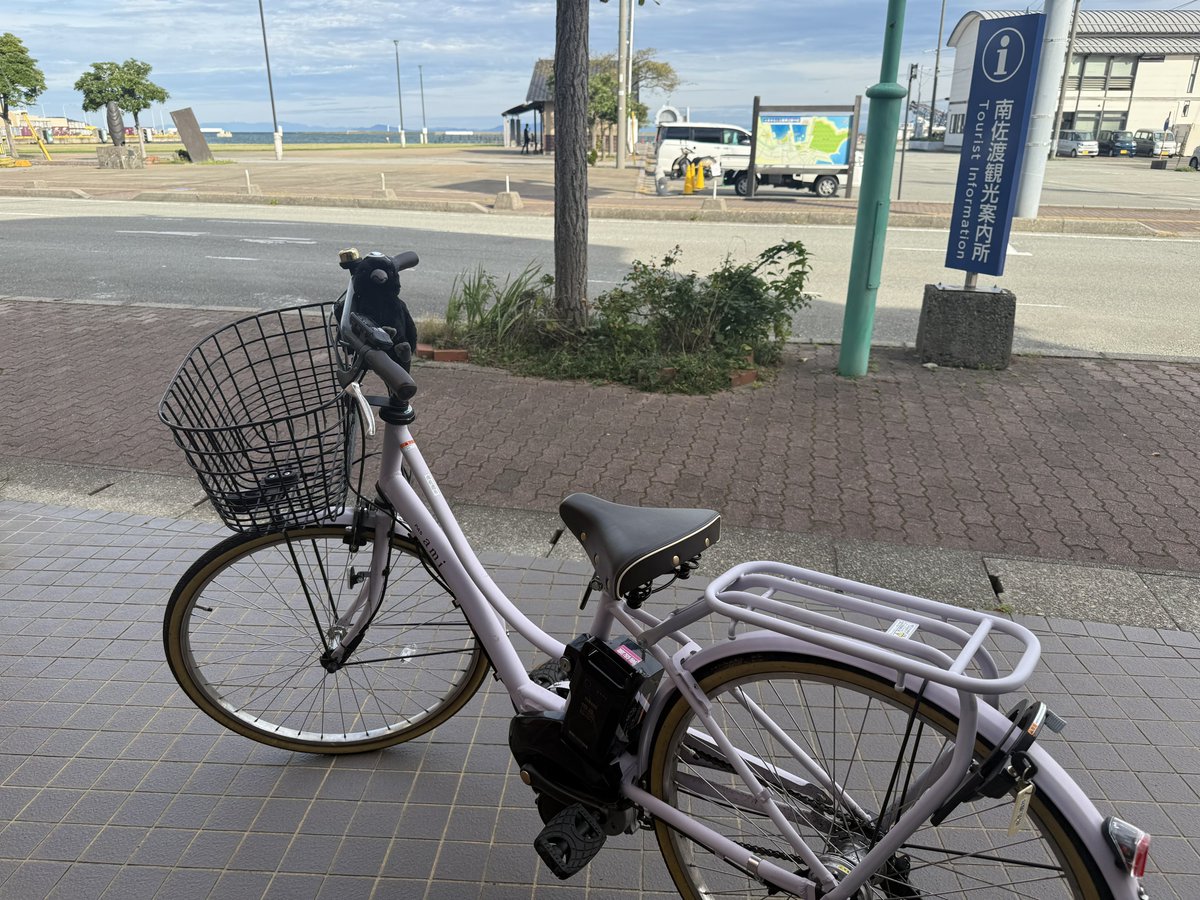 wwblueww's tweet photo. 計画性なさすぎて
レンタカー借りそびれたので
自転車に相棒(カラスくん)乗せて
島内大爆走してきたー！！！ https://t.co/B9imBARV3R
