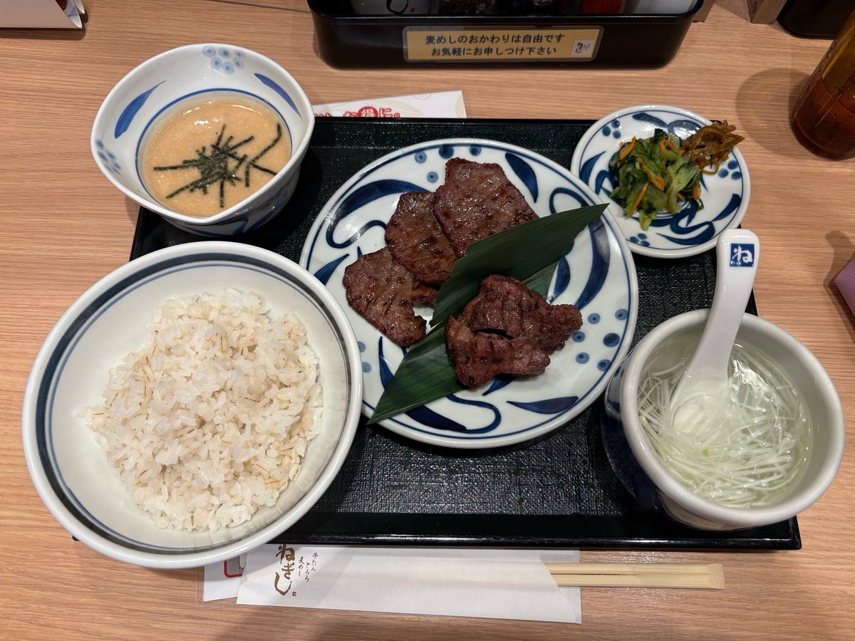 St6Nc3's tweet photo. 今更だけど9月上旬に東京行って色々食べたよ😋豊洲でマグロの脳天が入ってる海鮮丼と浅草で抹茶ラテとスタバでご飯、ねぎしで牛タンも食べた！みんな美味しかった！ https://t.co/13mB2VfqQG