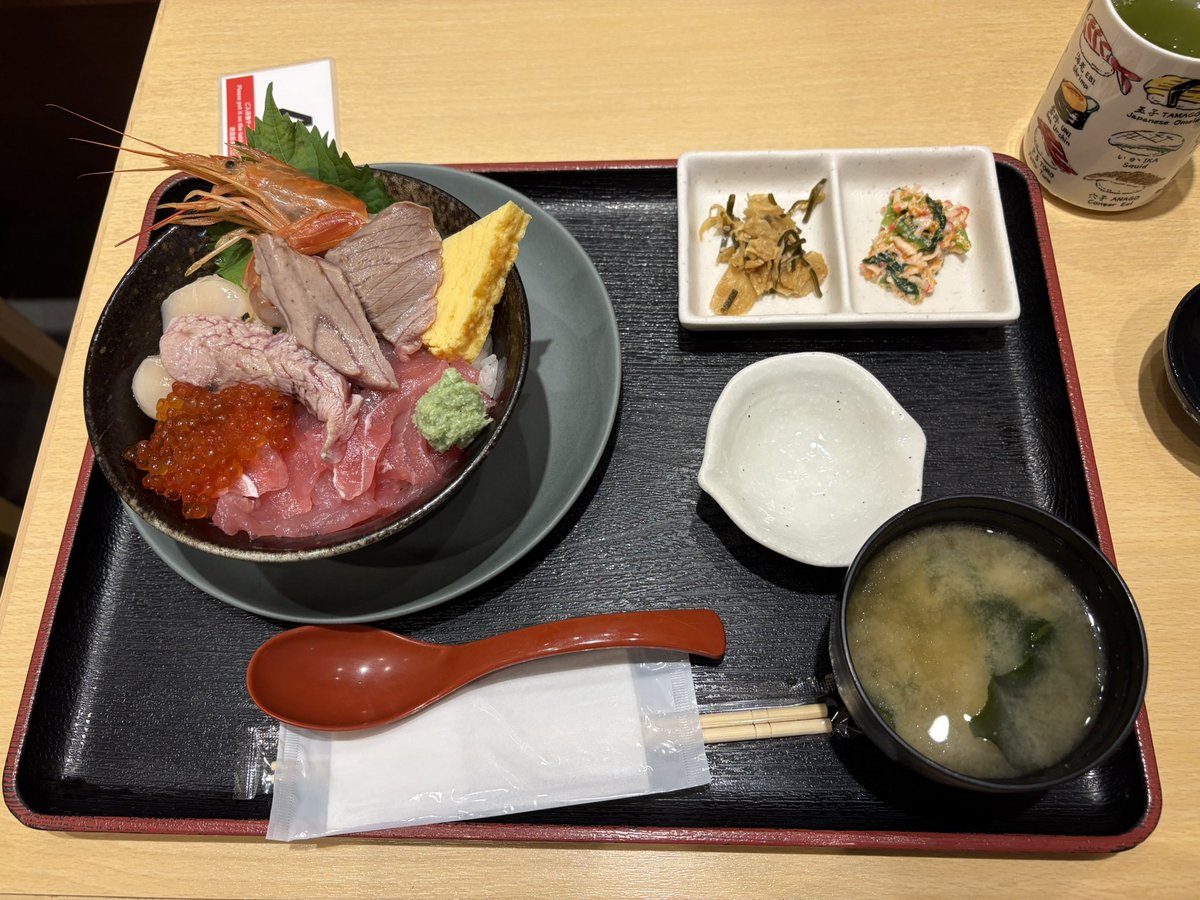 St6Nc3's tweet photo. 今更だけど9月上旬に東京行って色々食べたよ😋豊洲でマグロの脳天が入ってる海鮮丼と浅草で抹茶ラテとスタバでご飯、ねぎしで牛タンも食べた！みんな美味しかった！ https://t.co/13mB2VfqQG