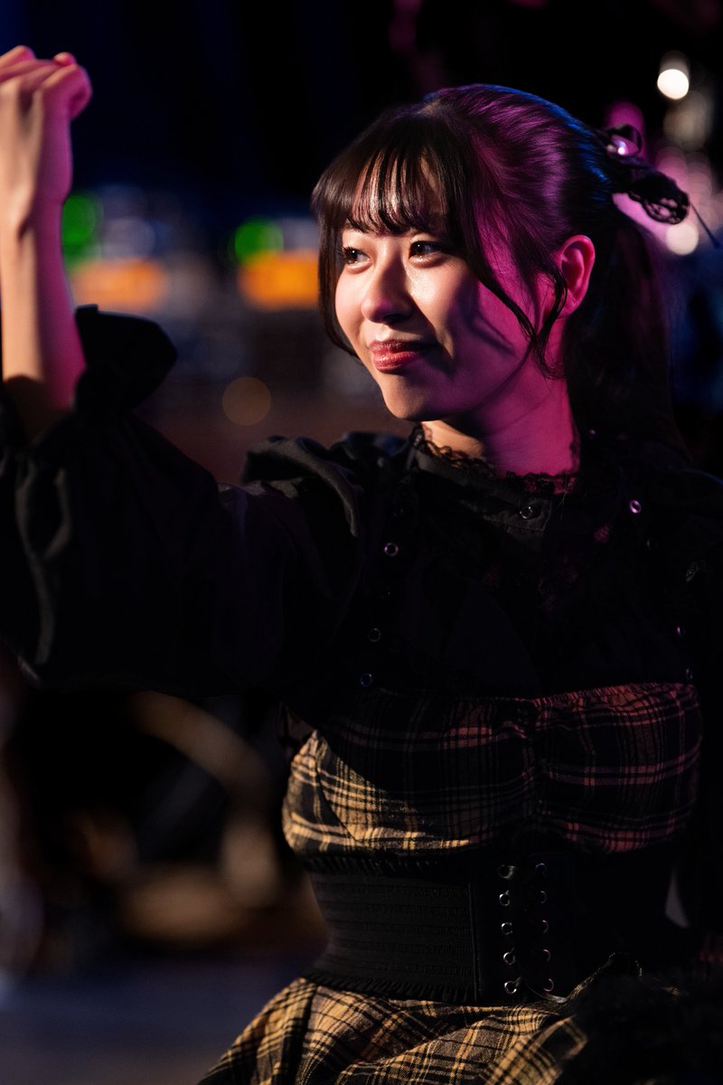Jimmy71044686's tweet photo. #eMuaNoiR #エミュノワ #アイドル
135mmしか持っていかなかったせいで寄りの写真しかないけど、全身を撮らなきゃって選択肢を諦めることで事なきを得た。中望遠の画角が1番好き。暗い会場の方がライブっぽい？気がする。そしてお誕生日おめでとうございます🎊 https://t.co/SnvqTC8oD6