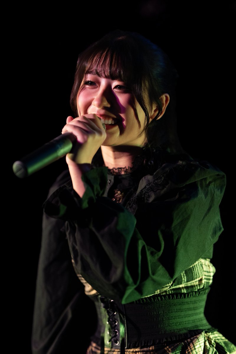 Jimmy71044686's tweet photo. #eMuaNoiR #エミュノワ #アイドル
135mmしか持っていかなかったせいで寄りの写真しかないけど、全身を撮らなきゃって選択肢を諦めることで事なきを得た。中望遠の画角が1番好き。暗い会場の方がライブっぽい？気がする。そしてお誕生日おめでとうございます🎊 https://t.co/SnvqTC8oD6