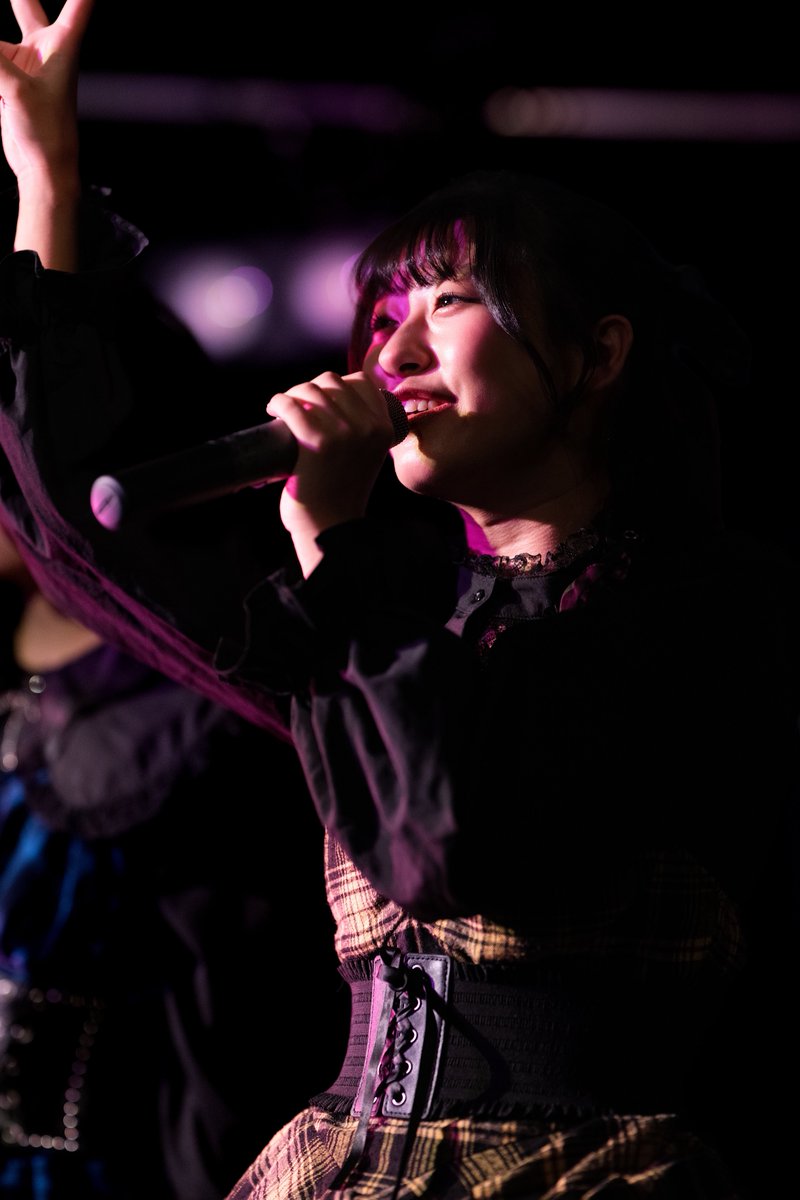 Jimmy71044686's tweet photo. #eMuaNoiR #エミュノワ #アイドル
135mmしか持っていかなかったせいで寄りの写真しかないけど、全身を撮らなきゃって選択肢を諦めることで事なきを得た。中望遠の画角が1番好き。暗い会場の方がライブっぽい？気がする。そしてお誕生日おめでとうございます🎊 https://t.co/SnvqTC8oD6