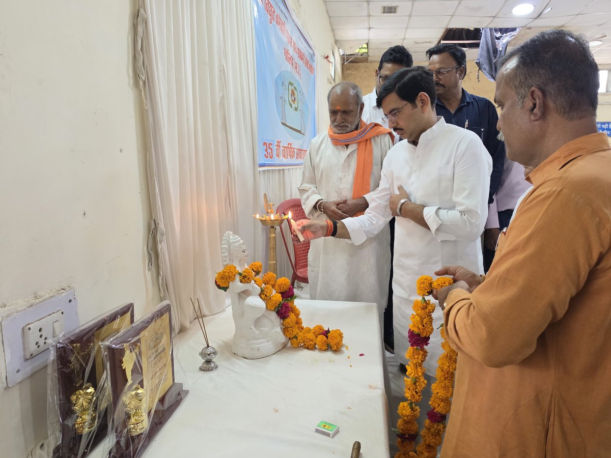 Ashish_HG's tweet photo. आज ग्वालियर में मध्यप्रदेश विद्युत कर्मचारी परस्पर साख सहकारी संस्था मर्यादित, ग्वालियर की 35वीं वार्षिक साधारण सभा में सहभागिता कर प्रतिभाओं व वरिष्ठजनों को सम्मानित किया।

सहकारिता, सेवा और परस्पर सहयोग की भावना को सशक्त करने वाली संस्था का यह आयोजन प्रतिभाओं के प्रोत्साहन और उनके उज्ज्वल भविष्य के लिए प्रेरणादायी है।

इस अवसर पर पूर्व सांसद श्री विवेक शेजवलकर जी, श्री आदेश कुमार शर्मा जी, श्री सुमेर सिंह जी, श्रीमती अलका तिवारी जी, श्री ओमप्रकाश कुशवाहा जी, श्री बृजेश नारायण दुबे जी, श्रीमती रेणुका शर्मा जी, श्री दिनेश कुमार शर्मा जी, श्री उत्तम सिंह कुशवाहा जी, श्री राजकुमार प्रधान जी एवं श्री फरीद खान जी सहित संस्था के पदाधिकारी एवं गणमान्यजन उपस्थित रहे।