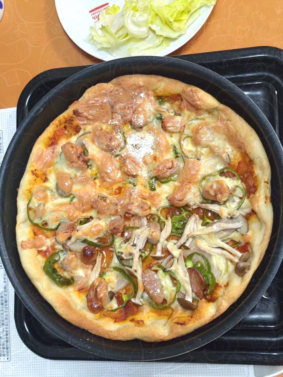mal1zo's tweet photo. ピザがまたピザ焼いた🍕
底がカリカリじゃなくガリゴリに焼けてて中々良かった
チーズ苦手なのでハーフ&amp;ハーフになってる https://t.co/IQAMTm0ms4