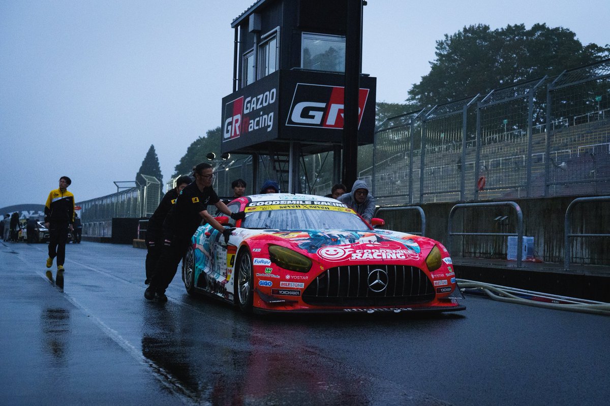 goodsmileracing's tweet photo. 他車のペナルティがあり10位となりました🏁
ピットに入ろうとしたタイミングでSCとなったり、その後思うようにペースを上げることが出来ず、ポイントは獲得したものの上位フィッシュとはなりませんでした。
厳しいレースとなりましたが、沢山の応援ありがとうございました！

(え)#fightgsr #SUPERGT https://t.co/z1z0zAbJD5
