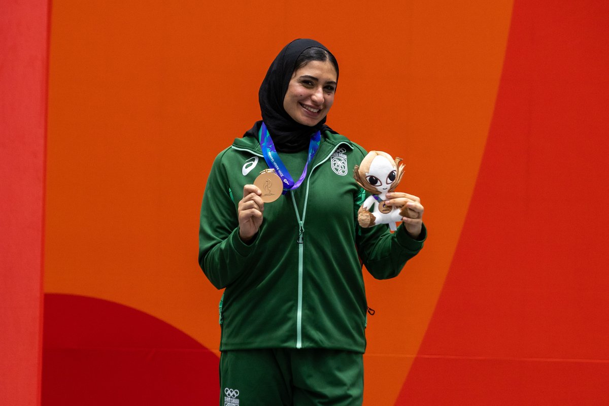 TeamSaudi's tweet photo. تتويج التاريخية وصلللل 🇸🇦🥉

لحظة تتويج بطلة #فريق_السعودية دينا مصطفى، التي انتزعت أول ميدالية نسائية سعودية في تاريخ دورات الألعاب الآسيوية، ضمن منافسات الكاراتيه لوزن 68 كجم في آسياد #ناغويا2026 🇸🇦💚

#فريق_السعودية | #نشجعك 💚 https://t.co/SATcX0oPrK