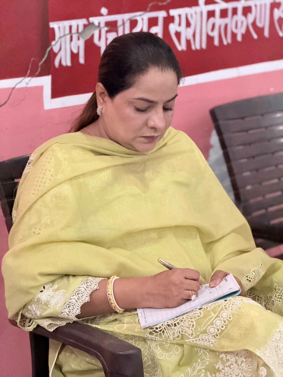DrAntulTeotia's tweet photo. आज बुलन्दशहर विधानसभा के ग्राम मचकौली में आयोजित शक्ति केंद्र बैठक में सहभागिता की। 
बैठक में संगठन को बूथ स्तर तक और अधिक मजबूत बनाने, आगामी ���ार्ययोजनाओं एवं जनसंपर्क को प्रभावी बनाने को लेकर सार्थक चर्चा हुई।

कार्यकर्ताओं के साथ संगठनात्मक विषयों पर संवाद करते हुए उनके सुझाव एवं विचार भी सुने।
सभी कार्यकर्ताओं के उत्साह और समर्पण ��े संगठन को नई ऊर्जा मिलती है।
इस अवसर पर शक्ति केंद्र संयोजक श्री रोहित जी,बूथ अध्यक्ष श्री रोहित जी और ग्राम प्रधान श्री वीरेंद्र शर्मा जी भी मौजूद रहे..।।