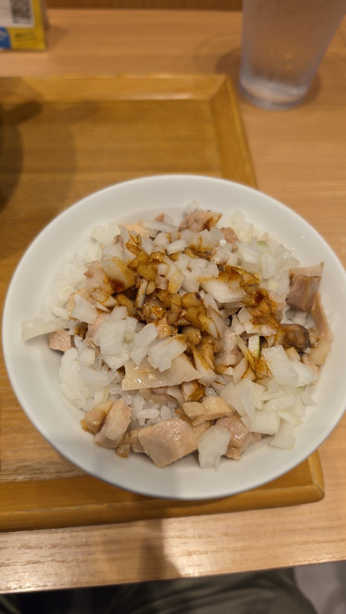 __PRiNCExx's tweet photo. 柏 濃麺や 39名@ラーメンWalkerキッチン

★柏ブラック
└ライスオブTAKEOKA 

#ラーメンWalkersキッチン
#柏濃麺や39名
#ラーメン #拉麺 #ラーメンインスタグラム #麺スタグラム #麺活 #麺テロ #ラーメン部 #ラーメンパトロール #まんまニンニク #ラーメン好きな人と繋がりたい https://t.co/vlm4XnG8LP