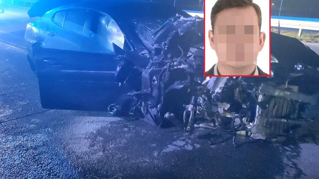 sknerus_'s tweet photo. 3 lata temu na A1 zginęła trzyosobowa rodzina, a Majtczak wzmacnia obronę przed jutrzejszą rozprawą. Dołącza prawnik z Niemiec.

16 września 2023 roku Sebastian Majtczak miał spowodować tragiczny wypadek, w którym zginęli Patryk, Martyna i ich syn Oliwier.

Minęły trzy lata. Rodzina ofiar nadal żyje z ogromną stratą, a sprawa wciąż nie ma prawomocnego finału.

Jutro, 21 września, przed Sądem Rejonowym w Piotrkowie Trybunalskim ma odbyć się kolejna rozprawa.

Co ciekawe, tuż przed nią Majtczak wzmocnił swoją obronę. Do mec. Katarzyny Hebdy dołączył mec. Marcin Jakubowski ze Szczecina, związany z niemiecką kancelarią. Nowy obrońca próbował już odroczyć jutrzejszą rozprawę, jednak sąd nie przychylił się do tego wniosku.

Trzy lata mijają, a rodzina ofiar wciąż czeka na zakończenie sprawy.