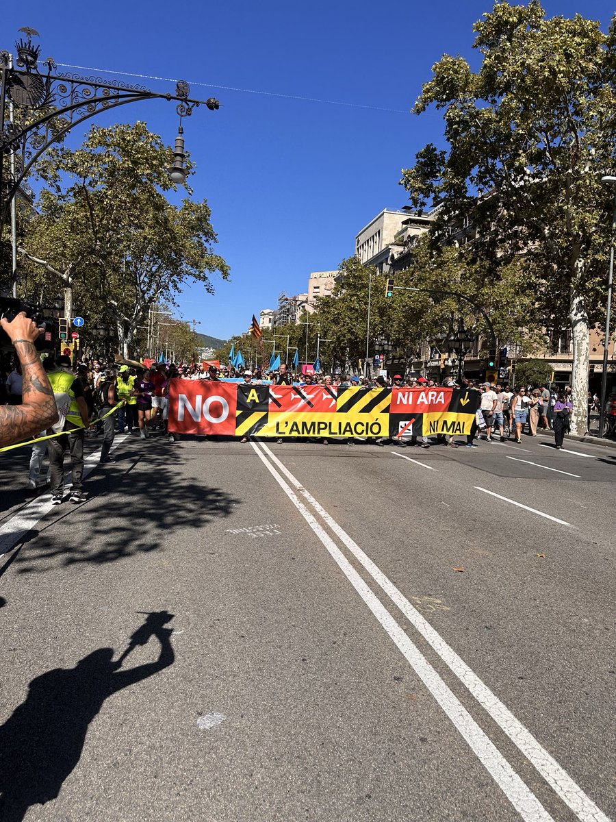 cnacasol's tweet photo. ‼️Tot un èxit @zeroportbcn 
#NoAlAeroport https://t.co/Y70p6gJndY