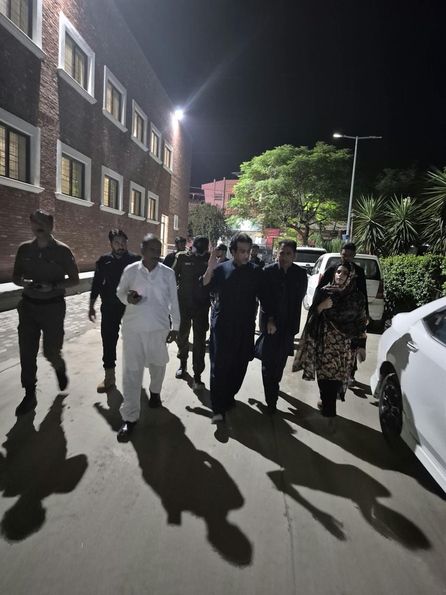 IqbalaBibi's tweet photo. وزیراعلی انسپیکشن ٹیم نے شعیب مرزا کی سربراہی میں ٹی ایچ کیو شورکوٹ کا اچانک دورہ کیا

مریم نواز شریف کی ہدایت پر شورکوٹ ٹی ایچ کیو ہسپتال کے مختلف شعبوں کا جائزہ لیا 
ٹی ایچ کیو ہسپتال شورکوٹ میں صفائی کی مجموعی صورتحال تسلی بخش قرار https://t.co/K3RGAWKCpB