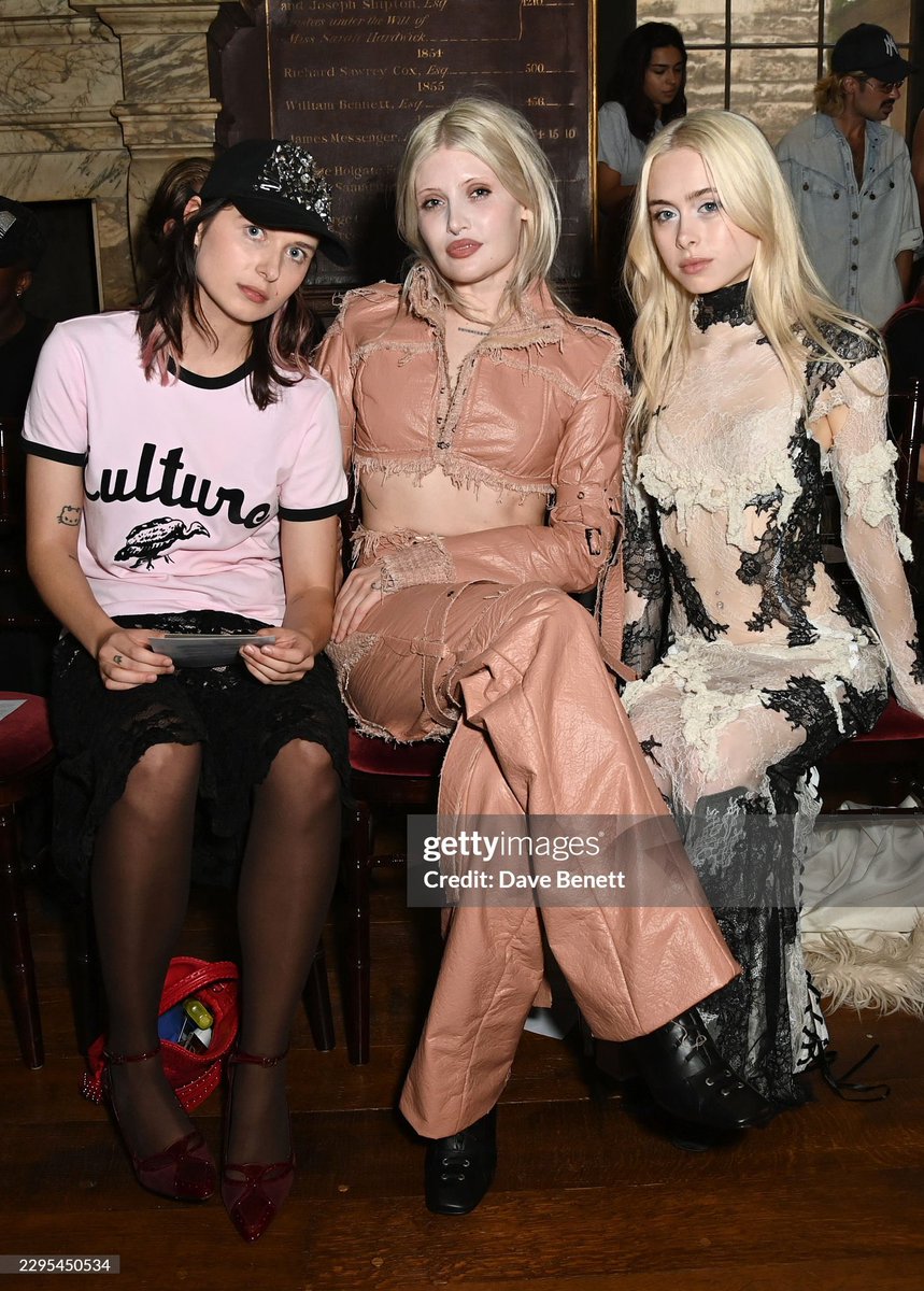 erinlecounthq's tweet photo. erin at london fashion week!!
via getty images 
⋆⊱༻𖥸༺⊰⋆ https://t.co/W4WmZVAiWh