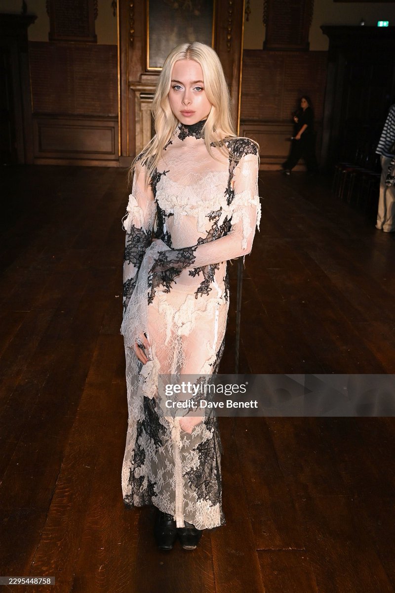 erinlecounthq's tweet photo. erin at london fashion week!!
via getty images 
⋆⊱༻𖥸༺⊰⋆ https://t.co/W4WmZVAiWh