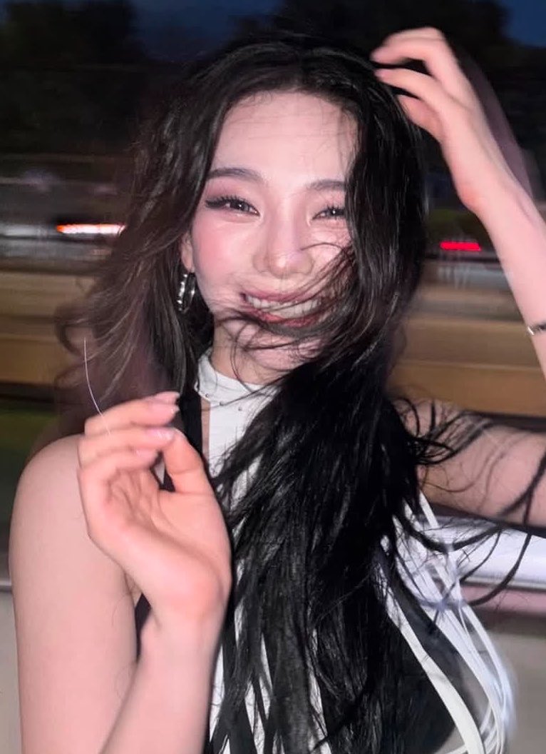 KRNLOOKS's tweet photo. GODDESS FACE CARD #KARINA #카리나 https://t.co/omnP6r0Met