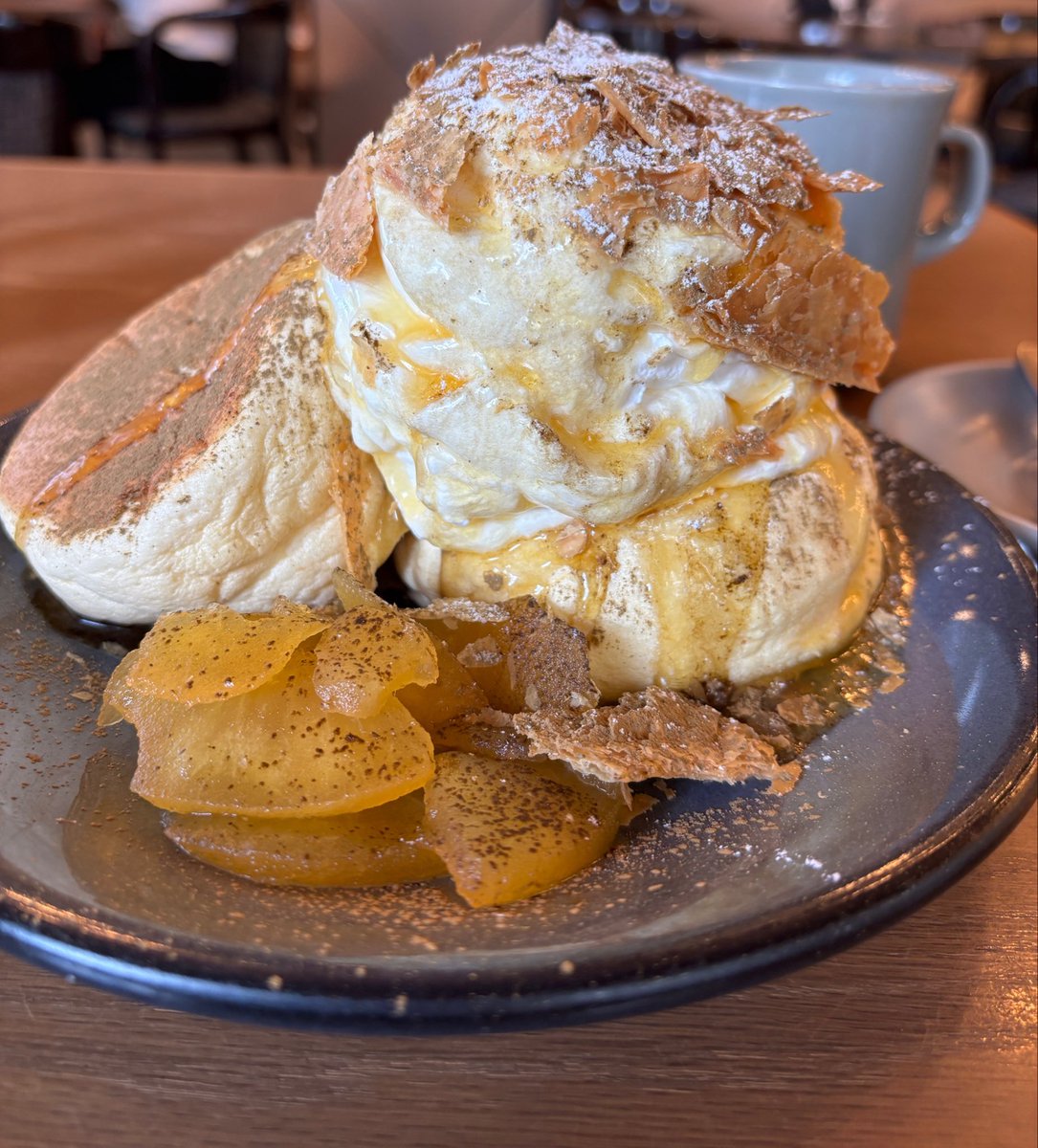 0p9vszQVx2iXB7z's tweet photo. クリーム盛り盛りパンケーキ🥞

季節限定の煮りんごとほうじ茶のアイス
とにかくふるふるのパンケーキは口の中でシュワシュワ消えるし苦味のあるほうじ茶は甘いパンケーキとよく合う！！このパウダーがほうじ茶感強くて好き
パイとりんごがアップルパイみたいで食感も味も最高🙌 https://t.co/X2qX7qL9Sp