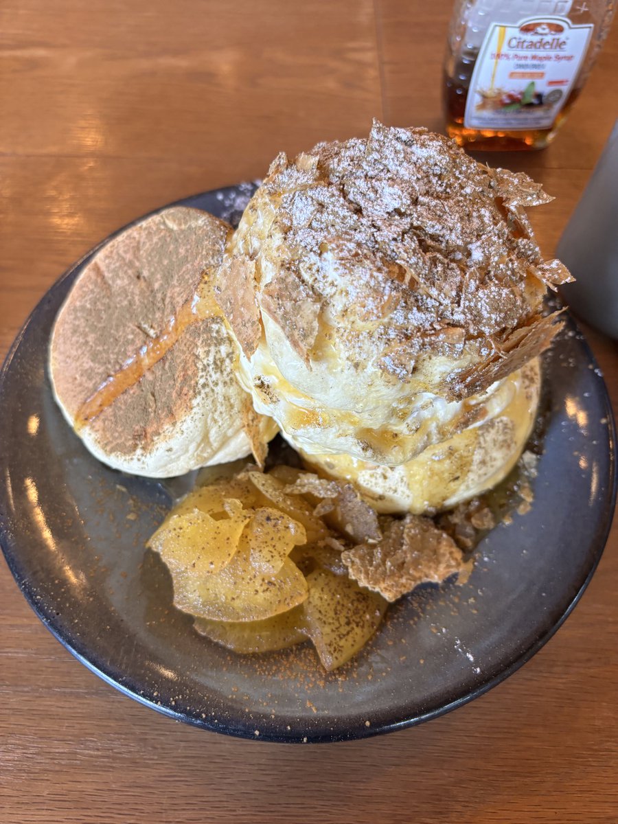0p9vszQVx2iXB7z's tweet photo. クリーム盛り盛りパンケーキ🥞

季節限定の煮りんごとほうじ茶のアイス
とにかくふるふるのパンケーキは口の中でシュワシュワ消えるし苦味のあるほうじ茶は甘いパンケーキとよく合う！！このパウダーがほうじ茶感強くて好き
パイとりんごがアップルパイみたいで食感も味も最高🙌 https://t.co/X2qX7qL9Sp