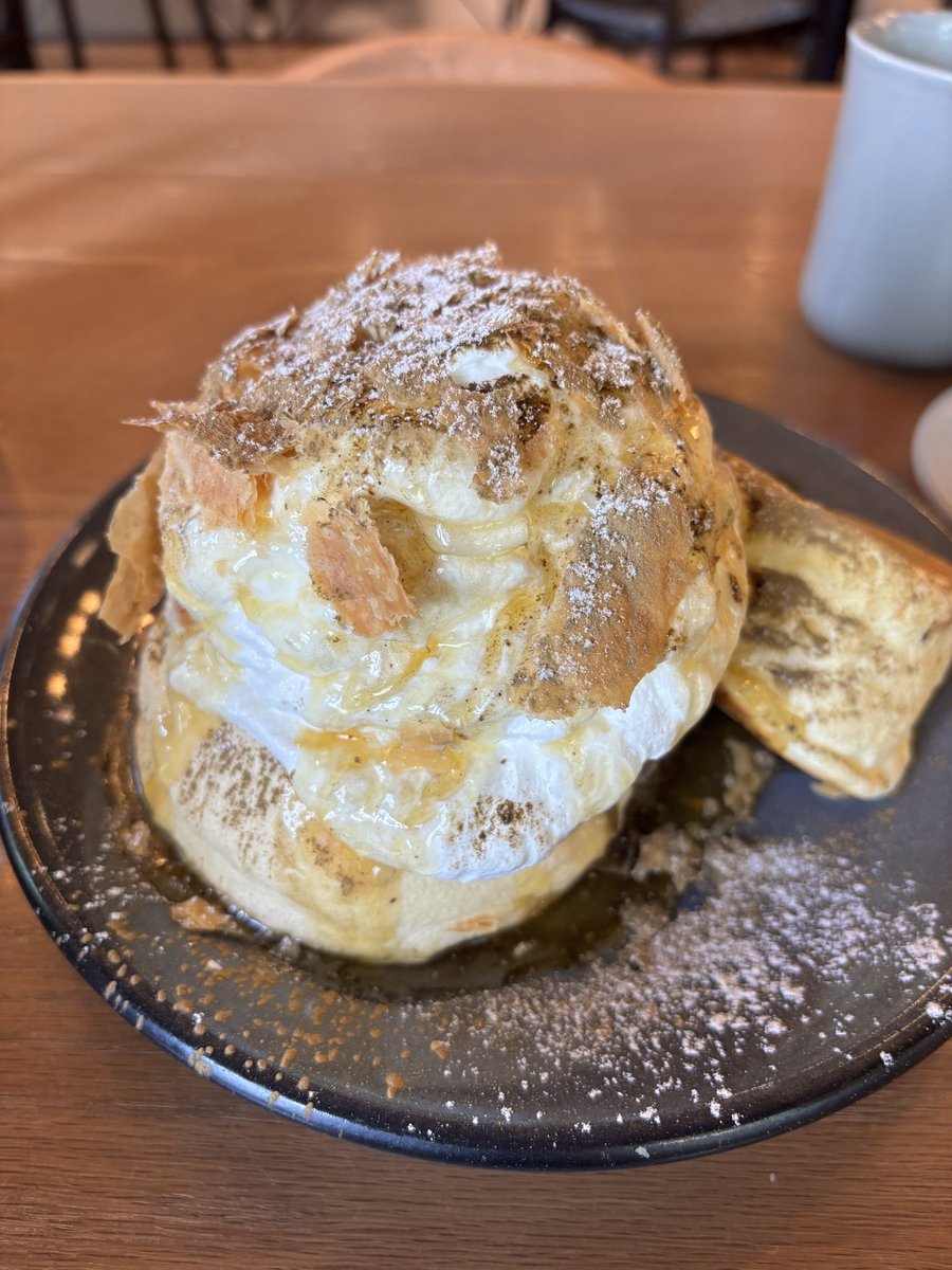0p9vszQVx2iXB7z's tweet photo. クリーム盛り盛りパンケーキ🥞

季節限定の煮りんごとほうじ茶のアイス
とにかくふるふるのパンケーキは口の中でシュワシュワ消えるし苦味のあるほうじ茶は甘いパンケーキとよく合う！！このパウダーがほうじ茶感強くて好き
パイとりんごがアップルパイみたいで食感も味も最高🙌 https://t.co/X2qX7qL9Sp